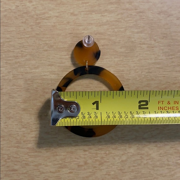 Round tortoise shell drop hoop earrings - Picture 4 of 4